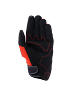 Alpinestars Ignite Gloves, widok od strony dłoni, kolor czarny i czerwony Red Tangerine, dłoń z syntetycznego zamszu z czerwonymi kontrastowymi przeszyciami, boczny panel z siateczki, krótki mankiet z paskiem na rzep, miejska odzież motocyklowa
