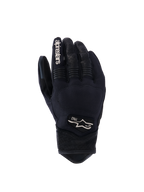 Rękawice Alpinestars Tracker, rękawice motocyklowe, czarne, widok wierzchu dłoni z elastycznej tkaniny, perforowane skórzane detale na palcach i nadgarstku, biały napis na palcu wskazującym, logo Alpinestars z rokiem 1963, wyściełany obszar kostek, krótki mankiet, miejski styl