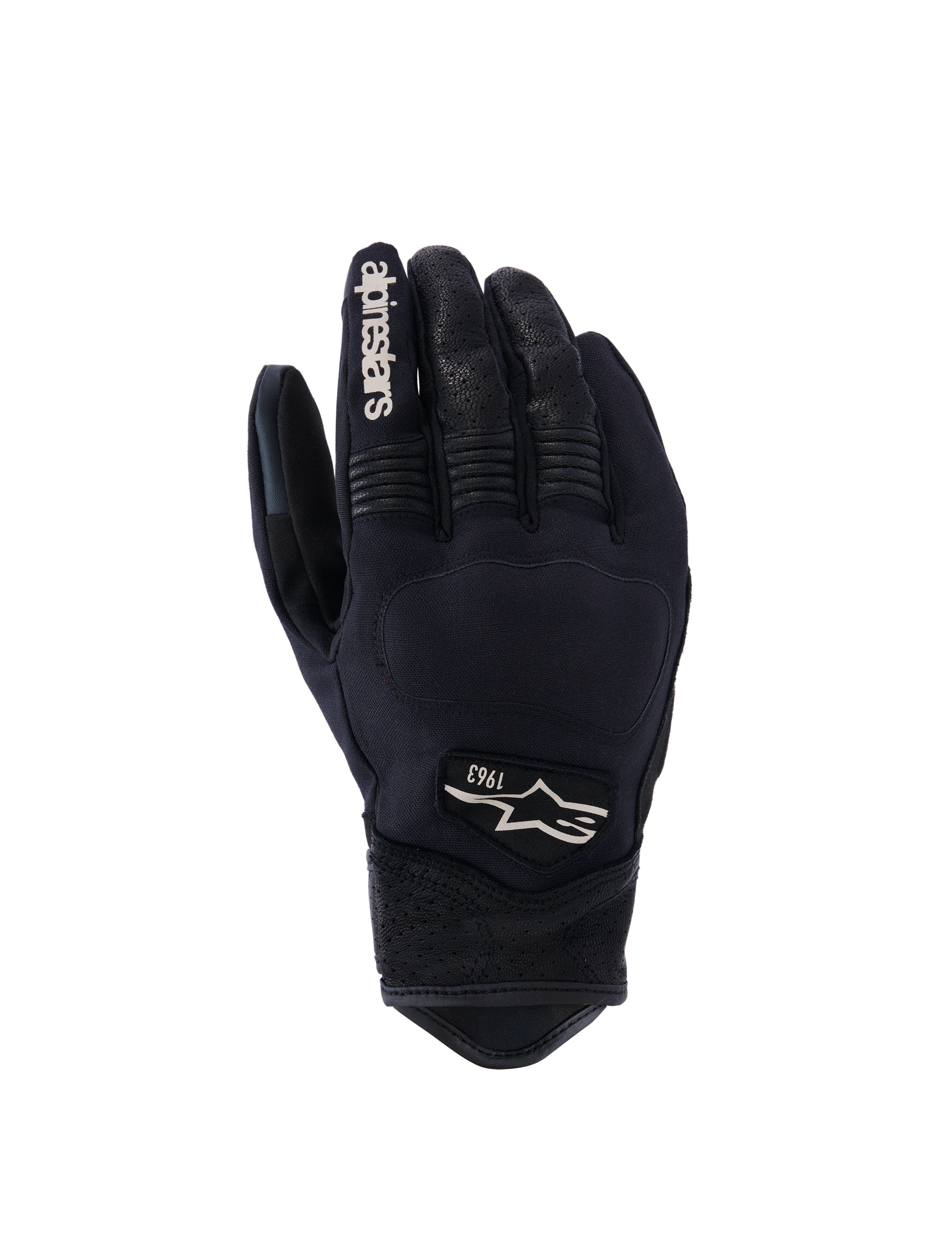 Rękawice Alpinestars Tracker, rękawice motocyklowe, czarne, widok wierzchu dłoni z elastycznej tkaniny, perforowane skórzane detale na palcach i nadgarstku, biały napis na palcu wskazującym, logo Alpinestars z rokiem 1963, wyściełany obszar kostek, krótki mankiet, miejski styl