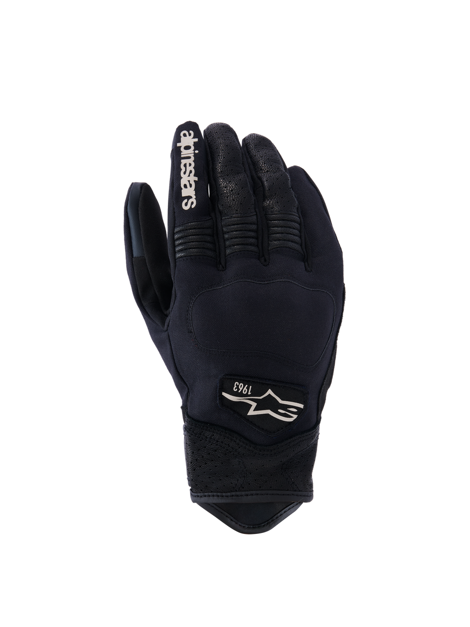 Rękawice Alpinestars Tracker, rękawice motocyklowe, czarne, widok wierzchu dłoni z elastycznej tkaniny, perforowane skórzane detale na palcach i nadgarstku, biały napis na palcu wskazującym, logo Alpinestars z rokiem 1963, wyściełany obszar kostek, krótki mankiet, miejski styl