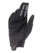 Alpinestars 2025 Radar Gloves, rękawice motocrossowe, czarne, widok od strony dłoni z białym tekstem „ONE GOAL” i „ONE VISION” na palcach, dłoń z syntetycznego zamszu, białe logo gwiazdy na bezszwowym zapięciu nadgarstka, minimalistyczny design off-road