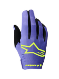 Alpinestars Radar 2026, rękawice motocrossowe, fioletowe i żółte fluo, widok grzbietu dłoni z wyraźnym żółtym logo gwiazdy Alpinestars, czarne wstawki między palcami, lekka i elastyczna konstrukcja tekstylna do wyścigów off-road