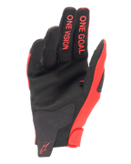 Rękawice Alpinestars Radar 2025, rękawice motocrossowe, czerwone i czarne, widok od strony dłoni wykonanej z syntetycznego zamszu, czerwone napisy „ONE GOAL” i „ONE VISION” na palcach, czerwone logo na nadgarstku, wyczynowa odzież off-road