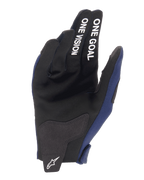 Alpinestars 2025 Radar Gloves, rękawice motocrossowe, granatowe i białe, widok od strony dłoni ze wzmocnieniami z syntetycznego zamszu, biały napis „ONE GOAL ONE VISION” na palcach, białe logo Alpinestars na patce zapięcia