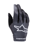 Rękawice Alpinestars Radar 2025, rękawice motocrossowe, wzór Dark Camo w odcieniach szarości, z dużym białym logo gwiazdy na wierzchu dłoni i napisem Alpinestars na mankiecie, lekka elastyczna konstrukcja do jazdy w terenie