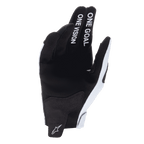 Rękawice Alpinestars Radar 2025, rękawice motocrossowe, szare i czarne, widok od strony dłoni wykonanej z syntetycznego zamszu, napis „ONE GOAL ONE VISION” na palcu wskazującym i środkowym, białe logo na uchwycie przy nadgarstku, wytrzymała konstrukcja do wyścigów off-road