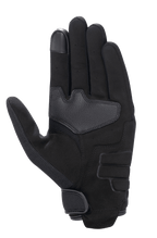 Alpinestars Honda Copper Glove, czarne, widok od strony dłoni miejskich rękawic motocyklowych, konstrukcja z syntetycznego zamszu, wzmocniony obszar dłoni, końcówka palca kompatybilna z ekranami dotykowymi, zapięcie na rzep na nadgarstku.
