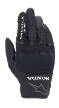 Alpinestars Honda Copper Glove, czarne miejskie rękawice motocyklowe, teksturowana konstrukcja mesh, biały napis „Honda Motor Co. Ltd. Est. 1948” na palcu wskazującym, logo „HONDA” i obrys gwiazdy Alpinestars na nadgarstku, twarda ochrona kostek, lekki sprzęt do jazdy szosowej