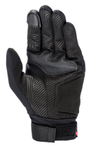 Alpinestars Aragon Glove, widok wnętrza dłoni, czarna, rękawica motocyklowa z dłonią z syntetycznego zamszu z tłoczonym wzorem labiryntu, gumową strefą chwytu, palcem wskazującym kompatybilnym z ekranami dotykowymi i regulowanym paskiem na nadgarstek z taśmy