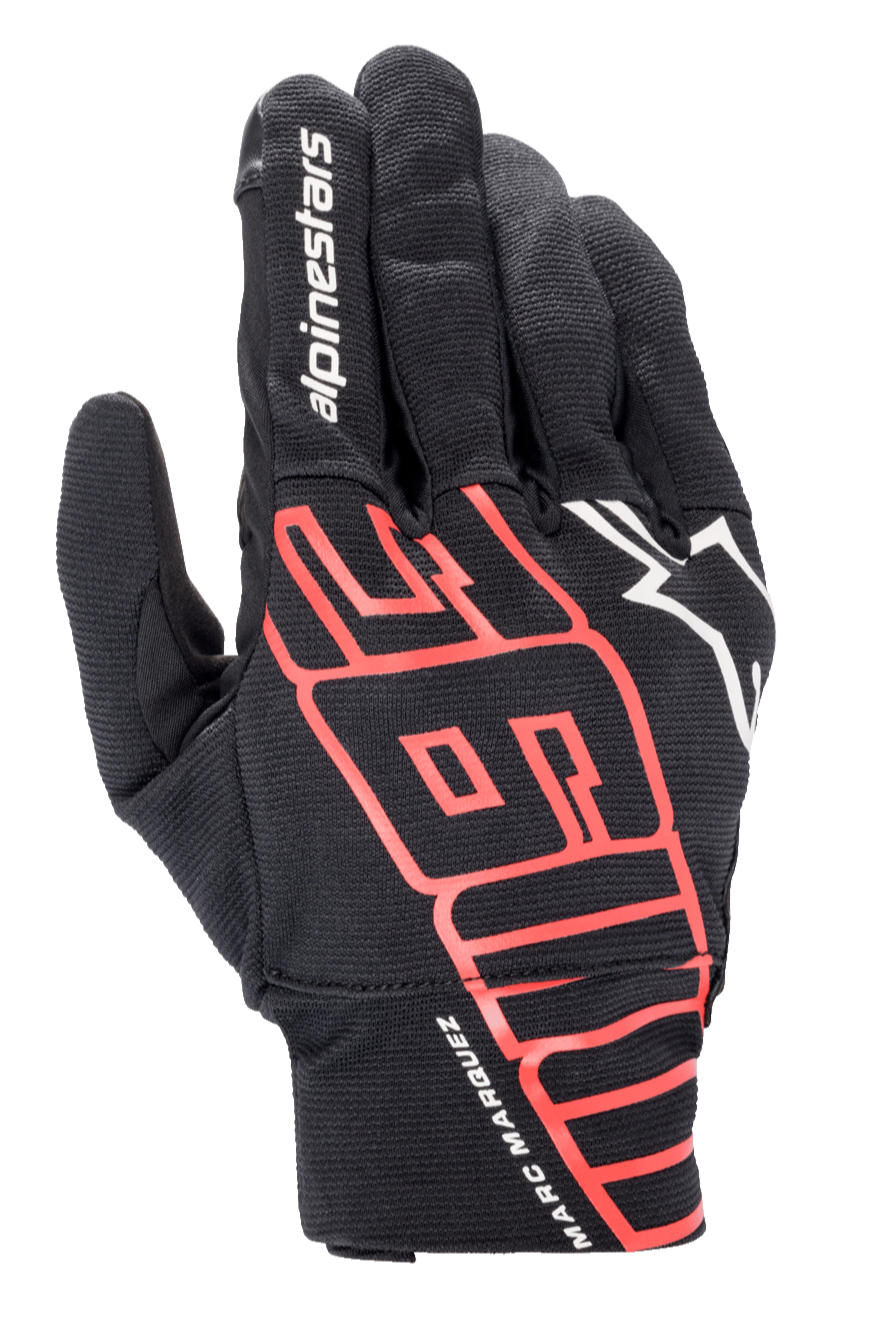 Rękawice Alpinestars Aragon, miejskie rękawice motocyklowe, czarne z jaskrawoczerwonymi elementami, z dużą stylizowaną grafiką MM93 i podpisem Marca Marqueza na nadgarstku, białe logo Alpinestars, elastyczna tkanina zapewniająca lekkość i oddychalność