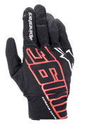 Rękawice Alpinestars Aragon, miejskie rękawice motocyklowe, czarne z jaskrawoczerwonymi elementami, z dużą stylizowaną grafiką MM93 i podpisem Marca Marqueza na nadgarstku, białe logo Alpinestars, elastyczna tkanina zapewniająca lekkość i oddychalność
