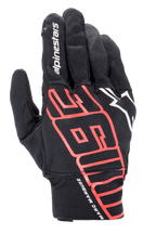 Rękawice Alpinestars Aragon, miejskie rękawice motocyklowe, czarne z jaskrawoczerwonymi elementami, z dużą stylizowaną grafiką MM93 i podpisem Marca Marqueza na nadgarstku, białe logo Alpinestars, elastyczna tkanina zapewniająca lekkość i oddychalność