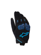 Alpinestars SP X 1, wyścigowe rękawice motocyklowe, czarne z jasnoniebieskimi akcentami, niebieskie ochraniacze kłykci TPR, jaskrawoniebieskie logo gwiazdy na wierzchu dłoni, konstrukcja z elastycznej tkaniny, smukły sportowy design