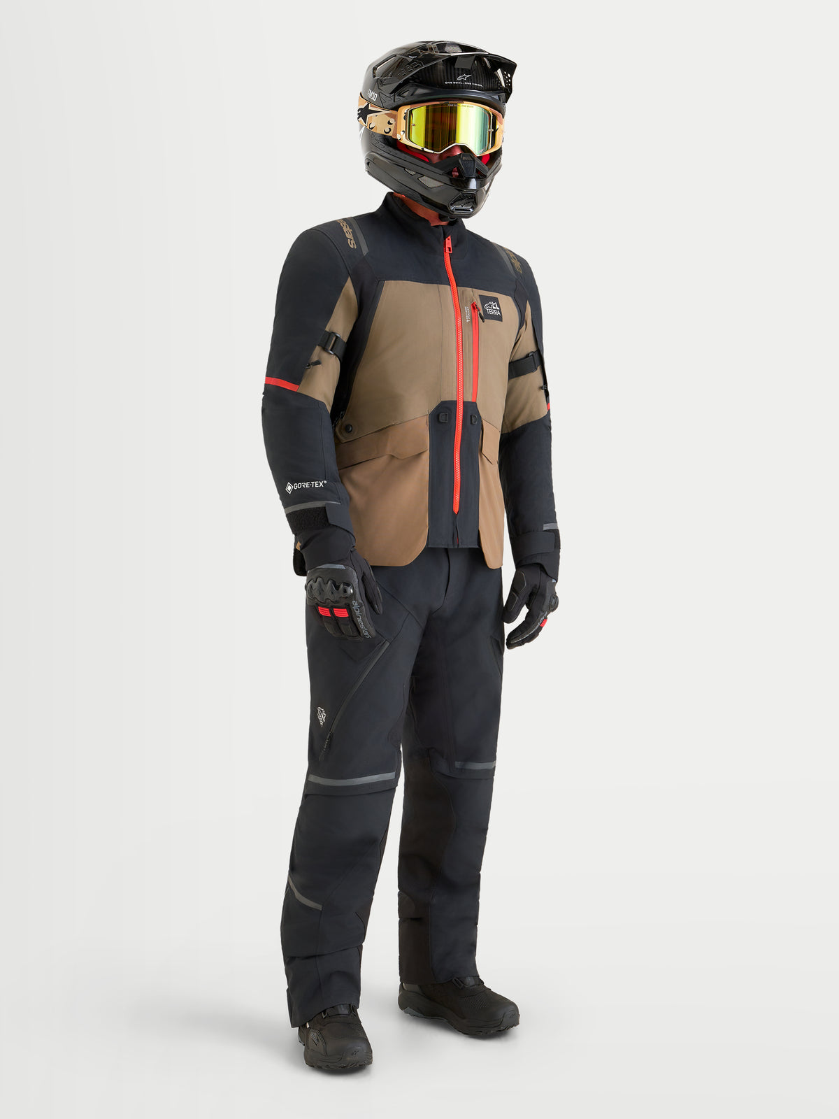Alpinestars St-7 V2 2L Gore-Tex Gear Set, zestaw motocyklowy turystyczny adventure w kolorze czarnym, brązowym i czerwonym, na modelach z kaskiem i pasującym wyposażeniem, wodoodporna konstrukcja tekstylna
