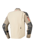 Kurtka Alpinestars Nazca 3L GORE-TEX PRO, Walnut Rock Brown, widok z tyłu przedstawiający piaskowy panel pleców i brązowe rękawy z ciemnoszarymi wzmocnieniami na ramionach i łokciach, czerwone akcenty przy zamkach i logo, wytrzymała odzież motocyklowa typu adventure