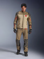 Kurtka Alpinestars Nazca 3L GORE-TEX PRO, Walnut Rock Brown, motocyklowa kurtka przygodowa noszona z dopasowanymi spodniami i rękawicami, czerwone akcenty na zamkach, logo „All Terra” na piersi, wytrzymała konstrukcja tekstylna