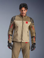 Alpinestars Nazca 3L GORE-TEX PRO Jacket, turystyczna kurtka motocyklowa adventure, kolor Walnut Rock Brown i beżowy z czerwonymi akcentami, czarne wzmocnienia Superfabric na ramionach i czerwone zamki na rękawach, prezentowana na modelu z dopasowaną odzieżą, techniczna odzież adventure klasy premium
