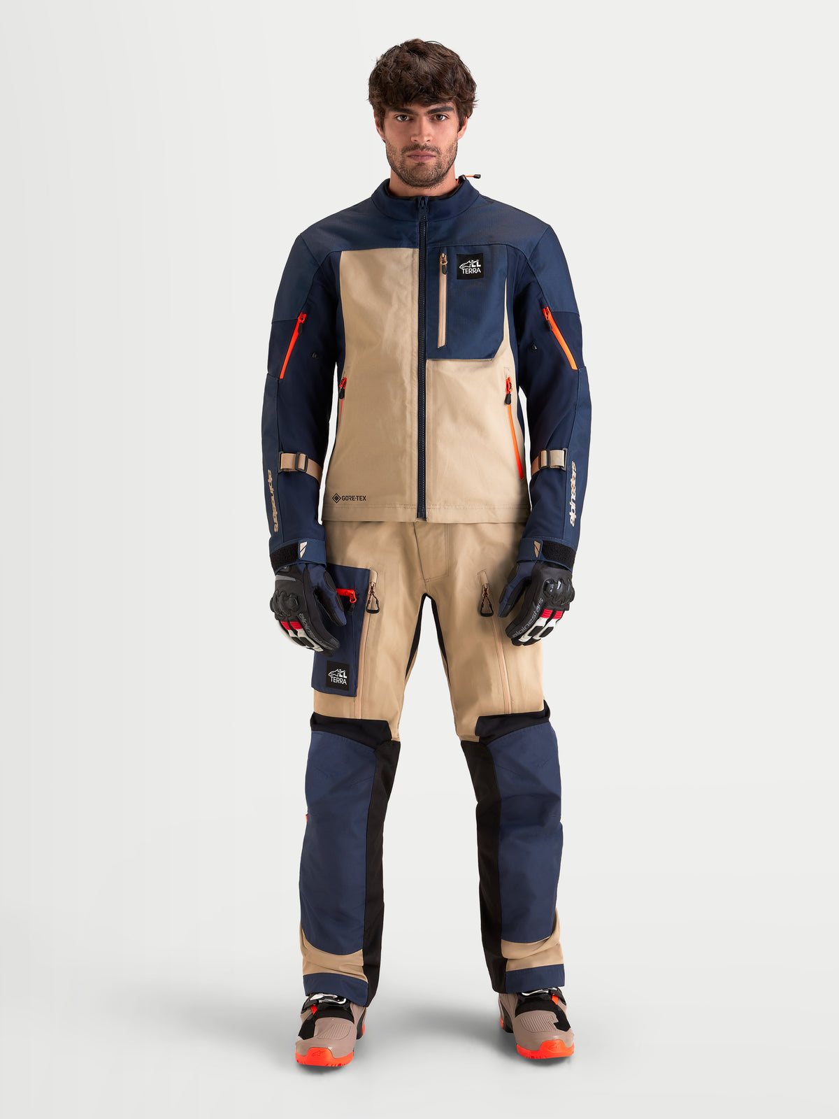 Alpinestars Arenis Gore-Tex Kurtka motocyklowa adventure męska w kolorze granatowym i beżowym, widok z przodu na model prezentujący wodoodporną konstrukcję tekstylną i wyposażenie ochronne