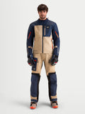 Alpinestars Arenis Gore-Tex Gear Set, męski turystyczny kombinezon motocyklowy adventure w kolorze granatowym i aluminiowym, widok z przodu na model prezentujący pasującą odzież i rękawice techniczne