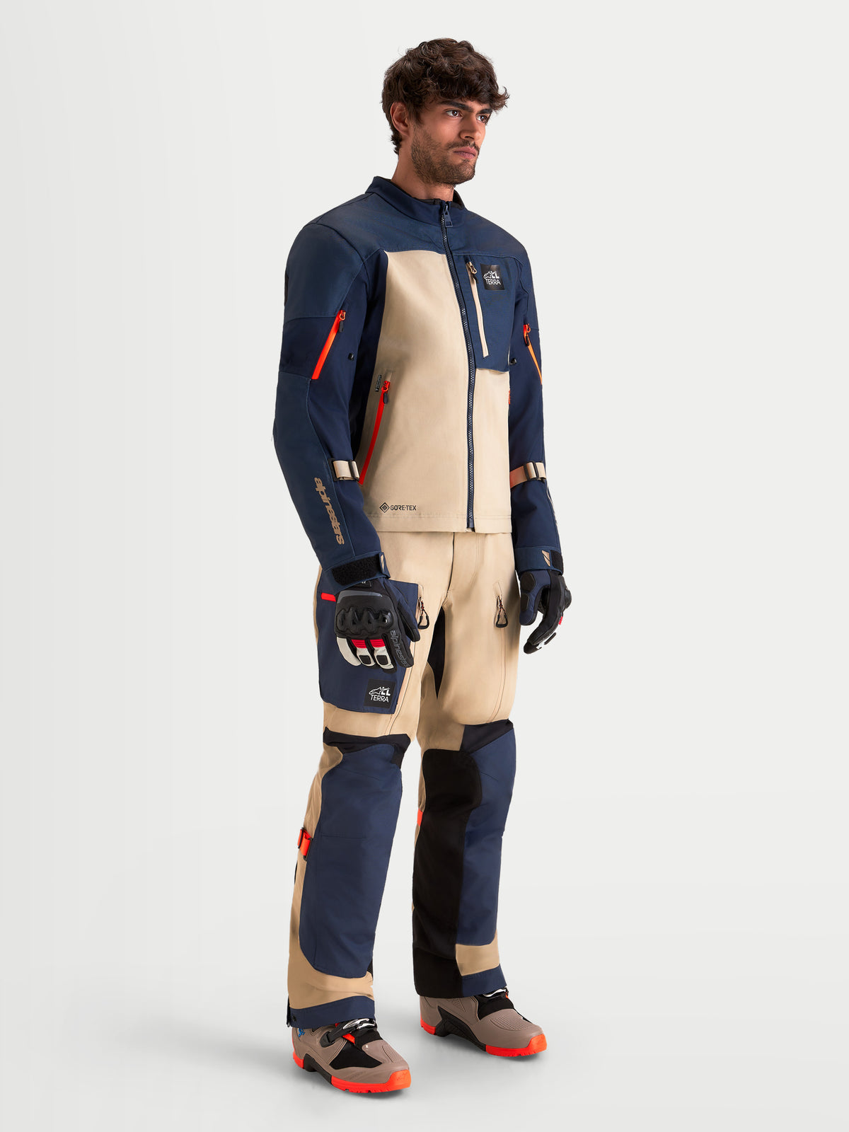 Alpinestars Arenis Gore-Tex kurtka motocyklowa męska adventure, w kolorze granatowym i piaskowym (night navy i aluminum), z laminowaną konstrukcją GORE-TEX, prezentowana na modelu