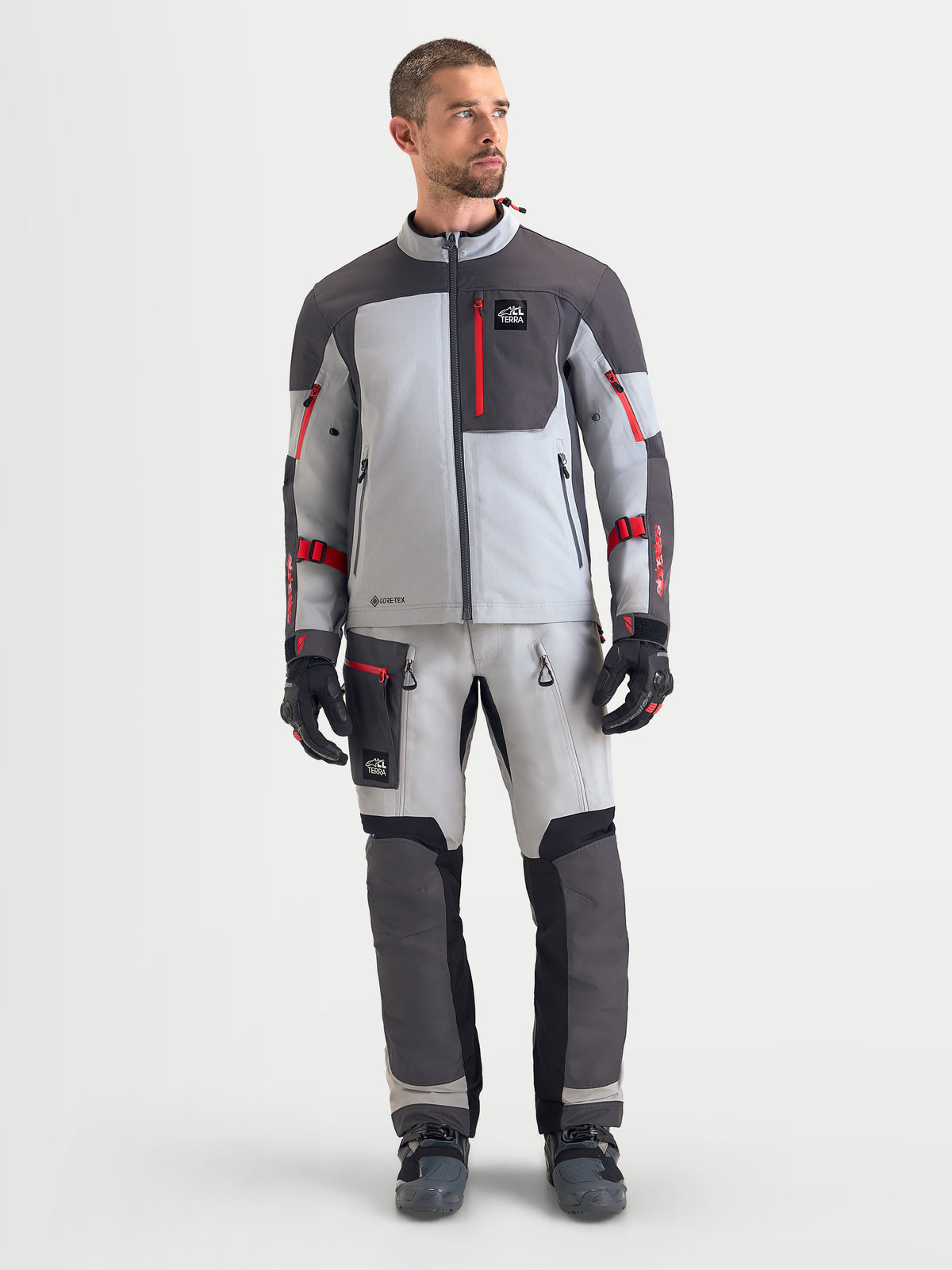 Alpinestars Arenis Gore-Tex kurtka motocyklowa adventure męska, jasnoszara, ciemnoszara i czarna, na modelu, widok z przodu