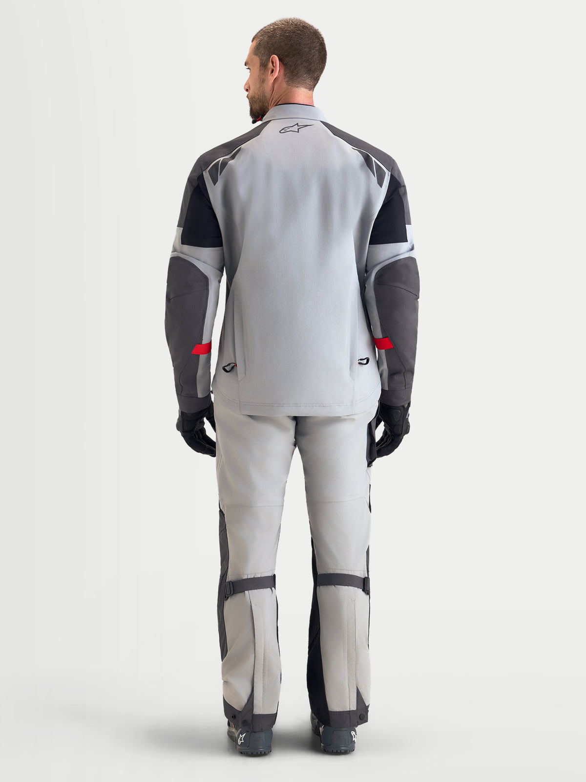 Alpinestars Arenis Gore-Tex kurtka motocyklowa adventure męska w kolorze jasnoszarym, ciemnoszarym i czarnym, widok z tyłu na wodoodporną konstrukcję tekstylną i zintegrowane tylne otwory wentylacyjne