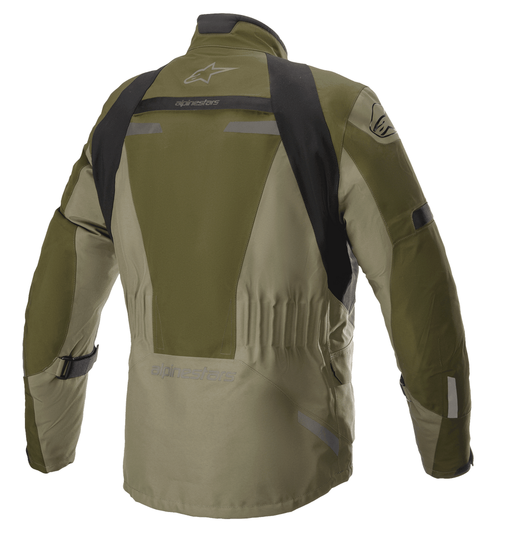 Alpinestars Altamira GORE-TEX Jacket, Forest Military Green, widok z tyłu technicznej motocyklowej kurtki turystycznej, czarne panele na ramionach, elastyczny pas, branding Alpinestars, odblaskowe akcenty i wytrzymała konstrukcja tekstylna.