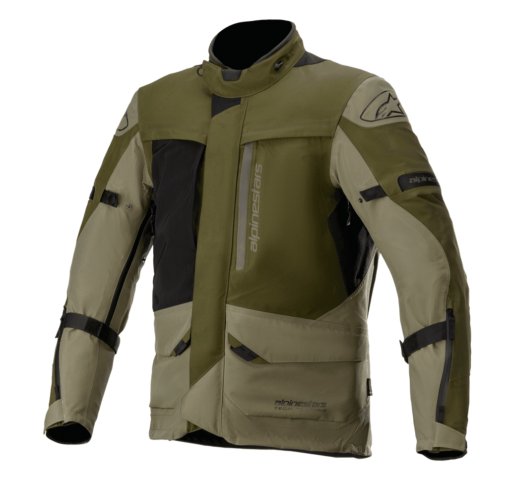 Alpinestars Altamira GORE-TEX Jacket, kurtka motocyklowa turystyczna, kolor Forest Military Green i oliwkowy z czarnymi akcentami, liczne przednie kieszenie użytkowe i zamki, regulowane paski na rękawach, wysoki kołnierz, wodoodporna konstrukcja techniczna do jazdy typu adventure