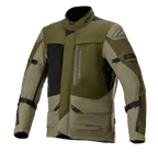 Alpinestars Altamira GORE-TEX Jacket, kurtka motocyklowa turystyczna, kolor Forest Military Green i oliwkowy z czarnymi akcentami, liczne przednie kieszenie użytkowe i zamki, regulowane paski na rękawach, wysoki kołnierz, wodoodporna konstrukcja techniczna do jazdy typu adventure