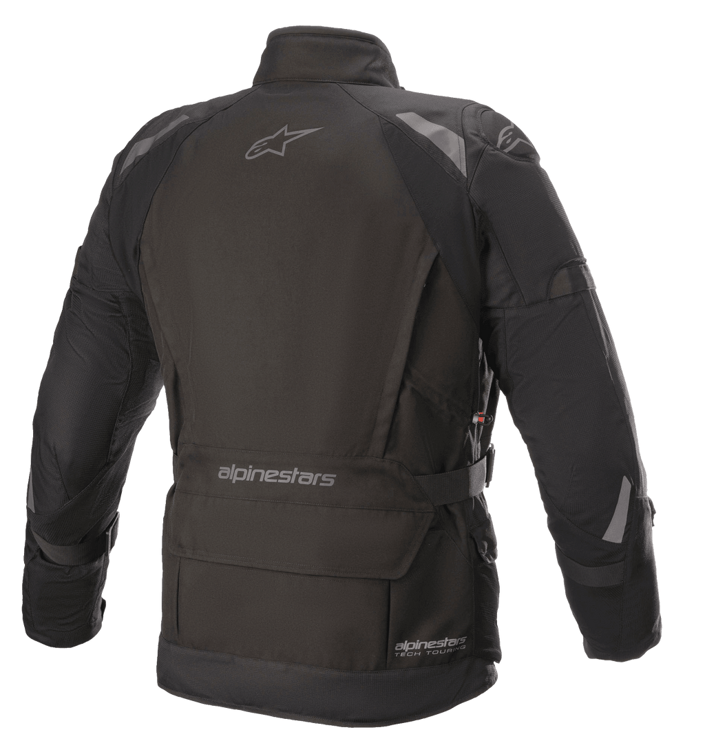 Alpinestars Ketchum GORE-TEX Jacket, kurtka motocyklowa, czarna, widok z tyłu prezentujący przedłużony krój turystyczny, odblaskowe detale na ramionach i rękawach, z brandingiem Alpinestars w górnej części pleców i w dolnej części talii