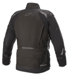 Alpinestars Ketchum GORE-TEX Jacket, kurtka motocyklowa, czarna, widok z tyłu prezentujący przedłużony krój turystyczny, odblaskowe detale na ramionach i rękawach, z brandingiem Alpinestars w górnej części pleców i w dolnej części talii