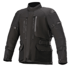 Alpinestars Ketchum GORE-TEX Jacket, czarna motocyklowa kurtka turystyczna, wysoki kołnierz, liczne otwory wentylacyjne na zamek, duże kieszenie cargo, regulowane paski na rękawach i w talii, wzmocnione panele na ramionach, wytrzymała tekstylna konstrukcja do jazdy adventure