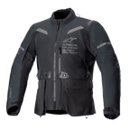 Kurtka Alpinestars ST-7 2L GORE-TEX, czarna i ciemnoszara kurtka motocyklowa, widok z przodu z dużymi kieszeniami cargo, odblaskowe akcenty na ramionach i logo Alpinestars Exploration Equipment na piersi, wodoodporna odzież turystyczna adventure
