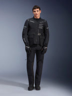 Alpinestars ST-7 2L GORE-TEX Pants, czarne motocyklowe spodnie turystyczne, wodoodporne i oddychające, widok całej sylwetki w zestawie z pasującą kurtką, zaawansowana konstrukcja techniczna do jazdy adventure