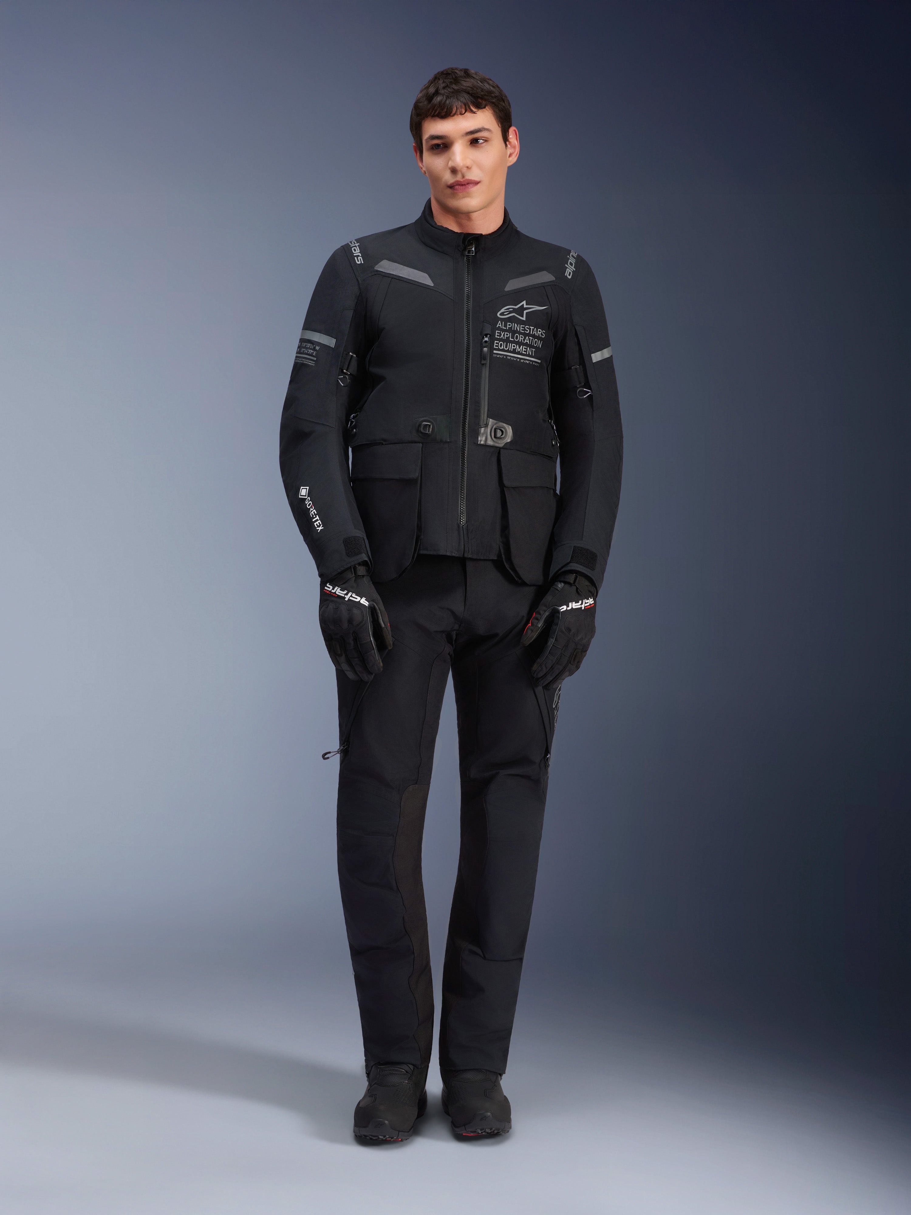Alpinestars ST-7 2L GORE-TEX Pants, czarne motocyklowe spodnie turystyczne, wodoodporne i oddychające, widok całej sylwetki w zestawie z pasującą kurtką, zaawansowana konstrukcja techniczna do jazdy adventure