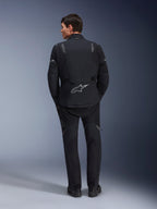 Kurtka Alpinestars ST-7 2L GORE-TEX i pasujące spodnie ST-7 2L GORE-TEX, czarno-ciemnoszary zestaw odzieży motocyklowej adventure, widok z tyłu prezentujący odblaskowe logo Alpinestars na kurtce oraz techniczną konstrukcję tekstylną
