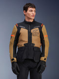 Kurtka Alpinestars ST-7 2L GORE-TEX, motocyklowa kurtka turystyczna adventure, kolor Gobi Brown i czarny z pomarańczowymi akcentami, prezentowana przez modela, z brandingiem Exploration Equipment i technologią GORE-TEX, wytrzymała wodoodporna odzież motocyklowa.