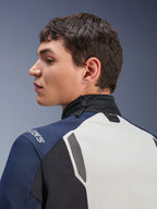 Kurtka Alpinestars ST-7 2L GORE-TEX, zbliżenie z profilu na plecy i kołnierz, kolor Ice Gray Dark Blue i czarny, regulowany kołnierz ze ściągaczem, logo Tech-Air, motocyklowa kurtka turystyczna adventure premium