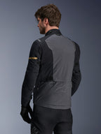 Kurtka Alpinestars ST-7 2L GORE-TEX, kurtka motocyklowa, Deep Gray Black i Dark Khaki, widok z tyłu ukazujący duży szary panel na plecach z subtelnym brandingiem, czarne rękawy ze złotymi akcentami khaki, wodoodporna konstrukcja tekstylna typu adventure