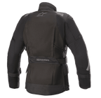 Damska kurtka Alpinestars Stella Ketchum GORE-TEX, tekstylna kurtka motocyklowa, czarna, widok z tyłu z logo Alpinestars, regulowany pasek w talii z nazwą marki oraz odblaskowe panele na ramionach i rękawach dla lepszej widoczności motocyklisty.
