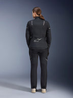 Alpinestars Stella ST-7 2L GORE-TEX Jacket and Pants, damski zestaw motocyklowy Adventure Touring, czarny i ciemnoszary, widok z tyłu pokazujący logo Astar i elementy odblaskowe, wytrzymała wodoodporna konstrukcja tekstylna