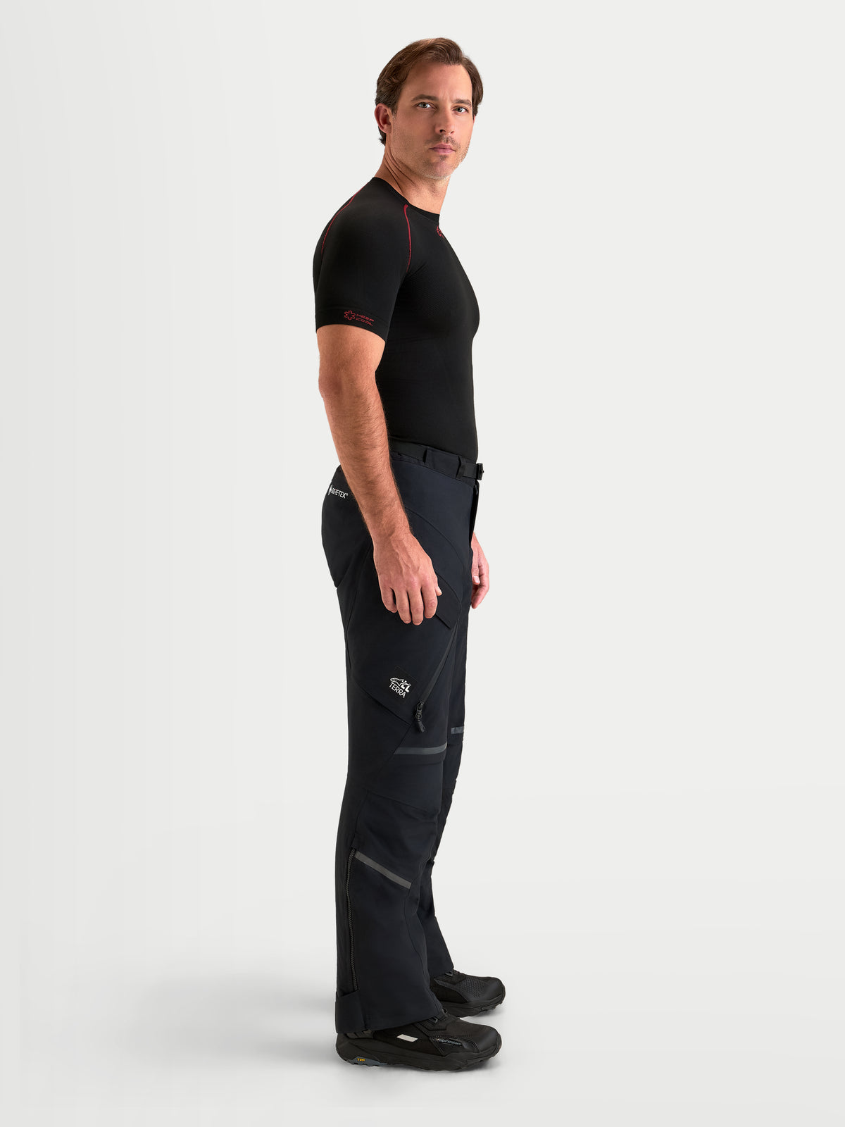 Alpinestars ST-7 V2 2L Gore-Tex Spodnie motocyklowe adventure turystyczne short męskie, czarne, boczny widok na model w wodoodpornej odzieży tekstylnej