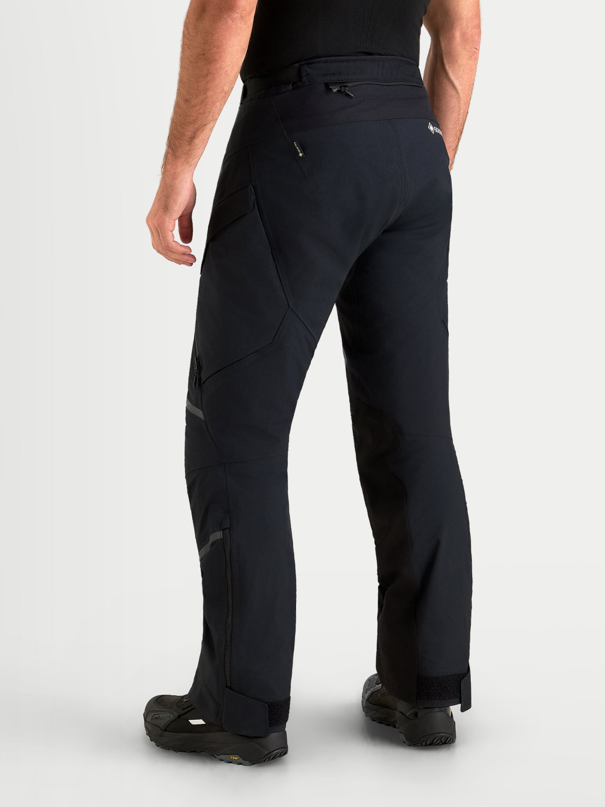 Alpinestars St 7 V 2 2 L Gore Tex spodnie motocyklowe adventure męskie short, czarne, widok z tyłu na model prezentujący wodoodporną konstrukcję tekstylną i krótki krój
