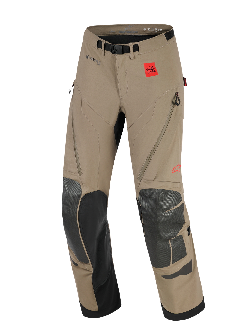 Alpinestars Nazca 3L GORE-TEX PRO Pants, motocyklowe spodnie adventure, orzechowe i czarne, z czerwoną naszywką z logo All Terra, oznaczeniem GORE-TEX PRO, czarnymi wzmocnieniami Superfabric na kolanach i goleniach, wentylacją na udach zapinaną na zamek oraz zintegrowanym paskiem z klamrą magnetyczną.