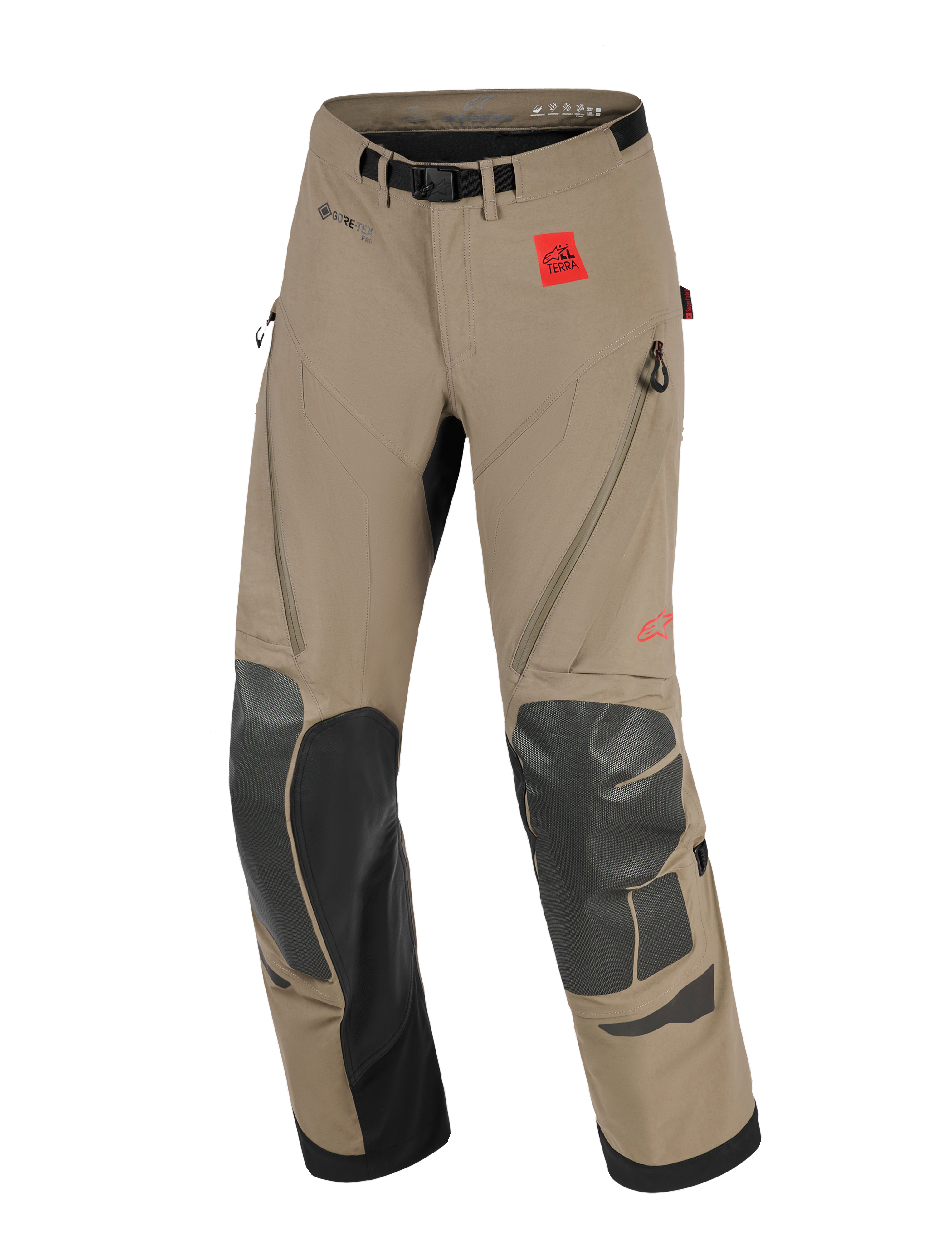 Alpinestars Nazca 3L GORE-TEX PRO Pants, motocyklowe spodnie adventure, orzechowe i czarne, z czerwoną naszywką z logo All Terra, oznaczeniem GORE-TEX PRO, czarnymi wzmocnieniami Superfabric na kolanach i goleniach, wentylacją na udach zapinaną na zamek oraz zintegrowanym paskiem z klamrą magnetyczną.