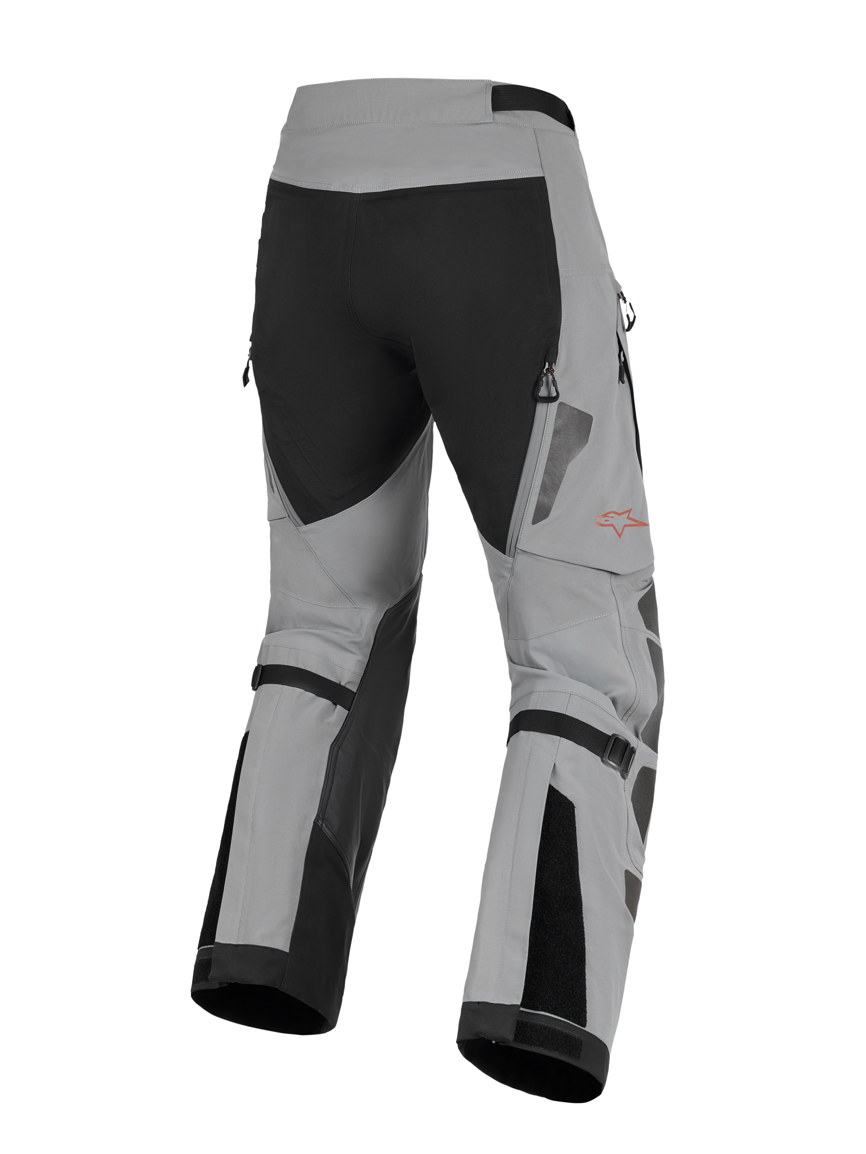 Alpinestars Nazca 3L GORE-TEX PRO Pants, motocyklowe spodnie adventure, ciemnoszare i czarne, widok z tyłu pokazujący regulatory objętości łydek i zapinane na zamek wyloty wentylacyjne, wytrzymała konstrukcja tekstylna, czerwone logo Alpinestars na nogawce