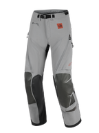 Alpinestars Nazca 3L GORE-TEX PRO Pants, motocyklowe spodnie adventure, ciemnoszare i czarne, wzmocnione panele na kolanach, logo GORE-TEX PRO i All Terra, techniczny design do jazdy terenowej i turystycznej