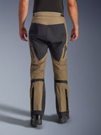 Spodnie Alpinestars Nazca 3L GORE-TEX PRO, orzechowe i czarne, widok z tyłu przedstawiający regulatory objętości łydek i wzmocnione panele, techniczne motocyklowe spodnie adventure na każdą pogodę