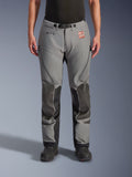 Alpinestars Nazca 3L Gore-Tex Pro Pants - Short, motocyklowe spodnie adventure, ciemnoszare i czarne, widok z przodu na modelu, wzmocnione panele na kolanach, logo GORE-TEX PRO i skórzana naszywka TERRA, techniczna 3-warstwowa wodoodporna konstrukcja