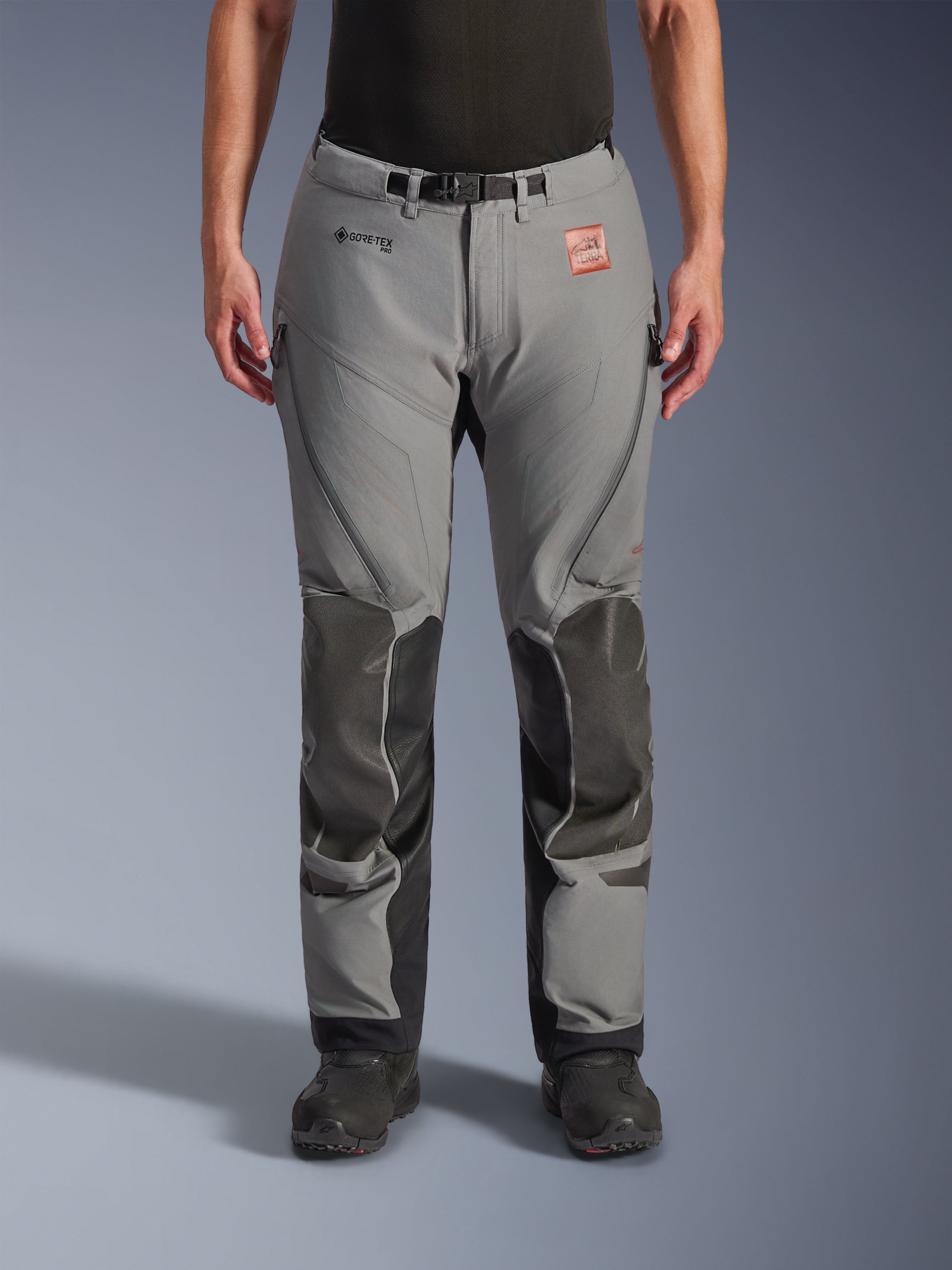 Alpinestars Nazca 3L GORE-TEX PRO Pants, techniczne spodnie motocyklowe adventure, szare z czarnymi wzmocnieniami na kolanach i goleniach, widok z przodu, branding GORE-TEX, otwory wentylacyjne na udach zapinane na zamek i regulowany pas